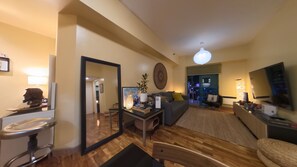 Smart TV, ping pong, computer monitors - Bay City Garden Oasis. Sunset Seaside Vibe. Cool & Breezy View of City Lights. (Pasay)