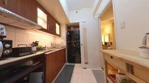 Fridge, microwave, coffee/tea maker, electric kettle - Bay City Garden Oasis. Sunset Seaside Vibe. Cool & Breezy View of City Lights. (Pasay)