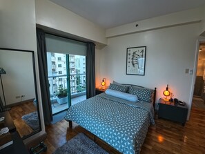 2 bedrooms, free WiFi, bed sheets - Bay City Garden Oasis. Sunset Seaside Vibe. Cool & Breezy View of City Lights. (Pasay)