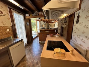 Kühlschrank, Ofen, Geschirrspüler, Wasserkocher mit Kaffee-/Teezubehör