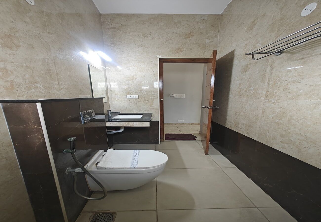 Une salle de bain avec des toilettes, un lavabo et un miroir.