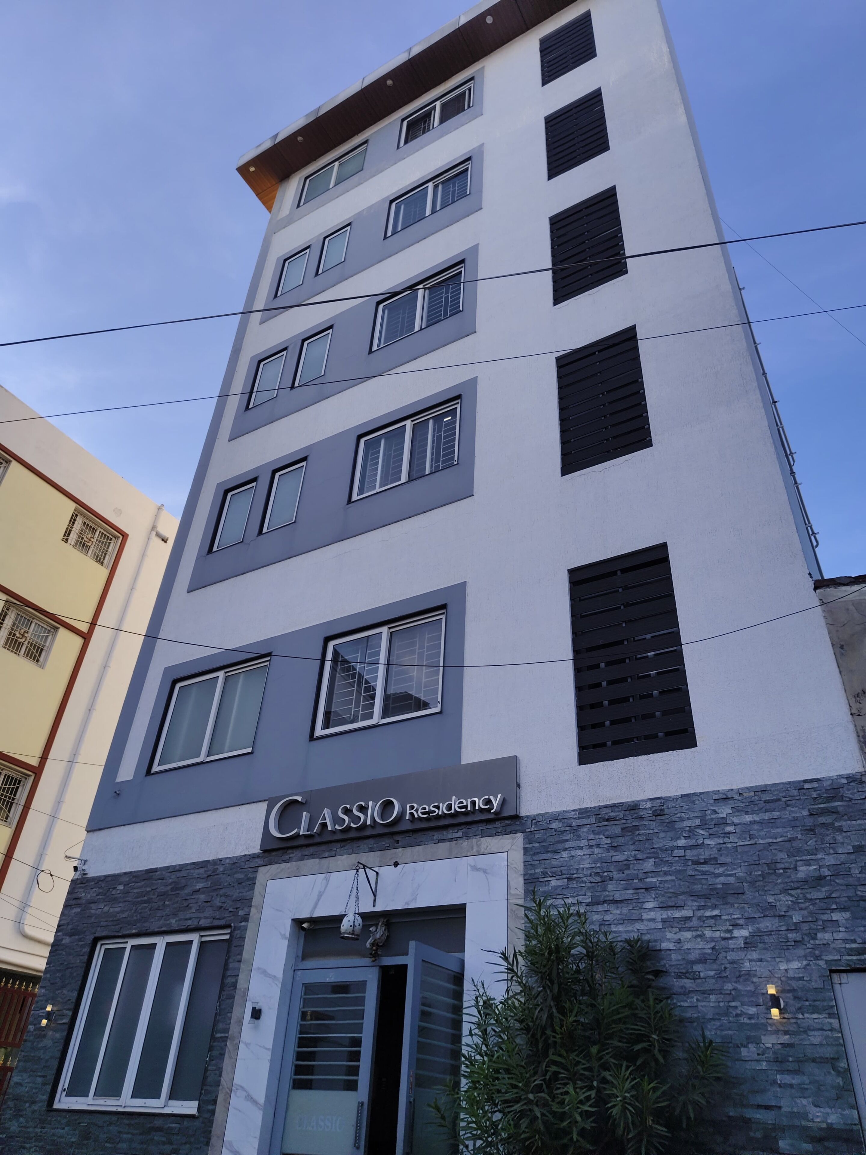 Un edificio de varios pisos con el letrero 