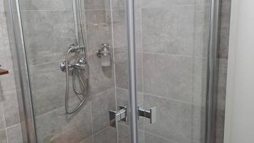 Dusche, Haartrockner, Handtücher