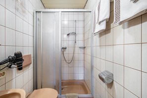 Shower, hair dryer, towels - Apartment '3' with Mountain View, Shared Terrace and Wi-Fi (Bad Rippoldsau-Schapbach)