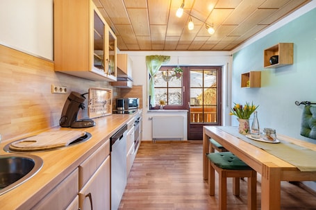 Fridge, microwave, oven, stovetop. Apartment '3' with Mountain View, Shared Terrace and Wi-Fi