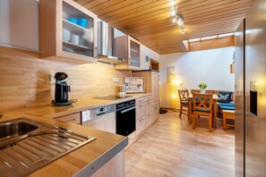 Fridge, microwave, oven, stovetop - Apartment '2' with Mountain View, Shared Terrace and Wi-Fi (Bad Rippoldsau-Schapbach)