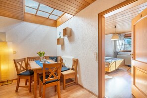 Dining - Apartment '2' with Mountain View, Shared Terrace and Wi-Fi (Bad Rippoldsau-Schapbach)