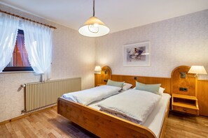 1 bedroom, free WiFi, bed sheets - Apartment '6' with Mountain View, Shared Terrace and Wi-Fi (Bad Rippoldsau-Schapbach)