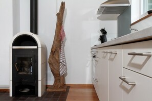 Een koelkast, een magnetron, een oven, een kookplaat