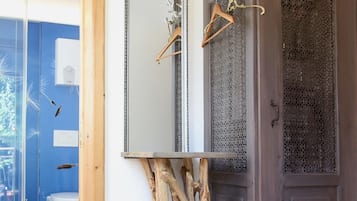 Douche, sĂšche-cheveux, serviettes fournies