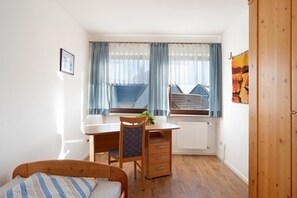 Une chambre à coucher avec un lit, un bureau et une chaise.