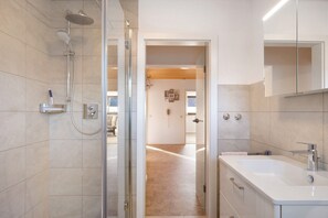 Dusche, Haartrockner, Handtücher