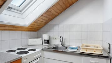 Fridge, oven, stovetop, coffee/tea maker