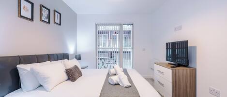 3 bedrooms, desk, iron/ironing board, free WiFi