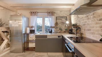 Kühlschrank, Mikrowelle, Ofen, Herdplatte