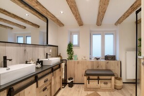 Douche, séchoir à cheveux, serviettes fournies