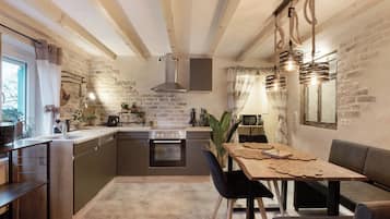 Kühlschrank, Mikrowelle, Ofen, Herdplatte