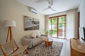 Villa Junior, patio, vue sur la piscine | Aire de séjour | Téléviseur à écran plat de 42 po avec télévision numérique