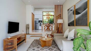 Villa junior, patio, vistas a la piscina | Zona de estar | Televisión de pantalla plana de 42 pulgadas con canales digitales