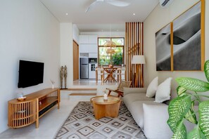 주니어 빌라, 파티오, 수영장 전망 | 거실 공간 | 디지털 채널 시청이 가능한 42인치 평면 TV