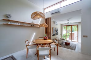 Villa junior, patio, vista a la alberca | Servicio a la habitación