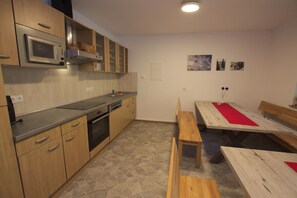 Kylskåp, mikrovågsugn, ugn och diskmaskin