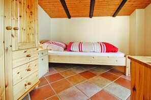 18 kamar tidur dan dilengkapi dengan perabotan berbeda-beda