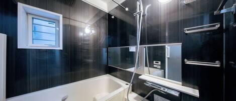 SĂšche-cheveux, serviettes fournies, papier toilette