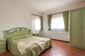 1 bedroom, travel cot, bed sheets - Residence in Stintino with 1 bedrooms sleeps 4 (Stintino)