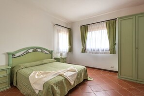 1 bedroom, travel cot, bed sheets - Residence in Stintino with 1 bedrooms sleeps 4 (Stintino)