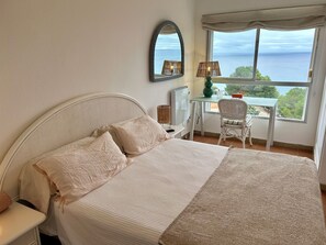 3 quartos, escrivaninha, ferros/tábuas de passar roupa, berço de viagem