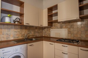 Kühlschrank, Mikrowelle, Herdplatte, Toaster