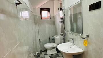 Ducha, pantuflas, toallas, jabón