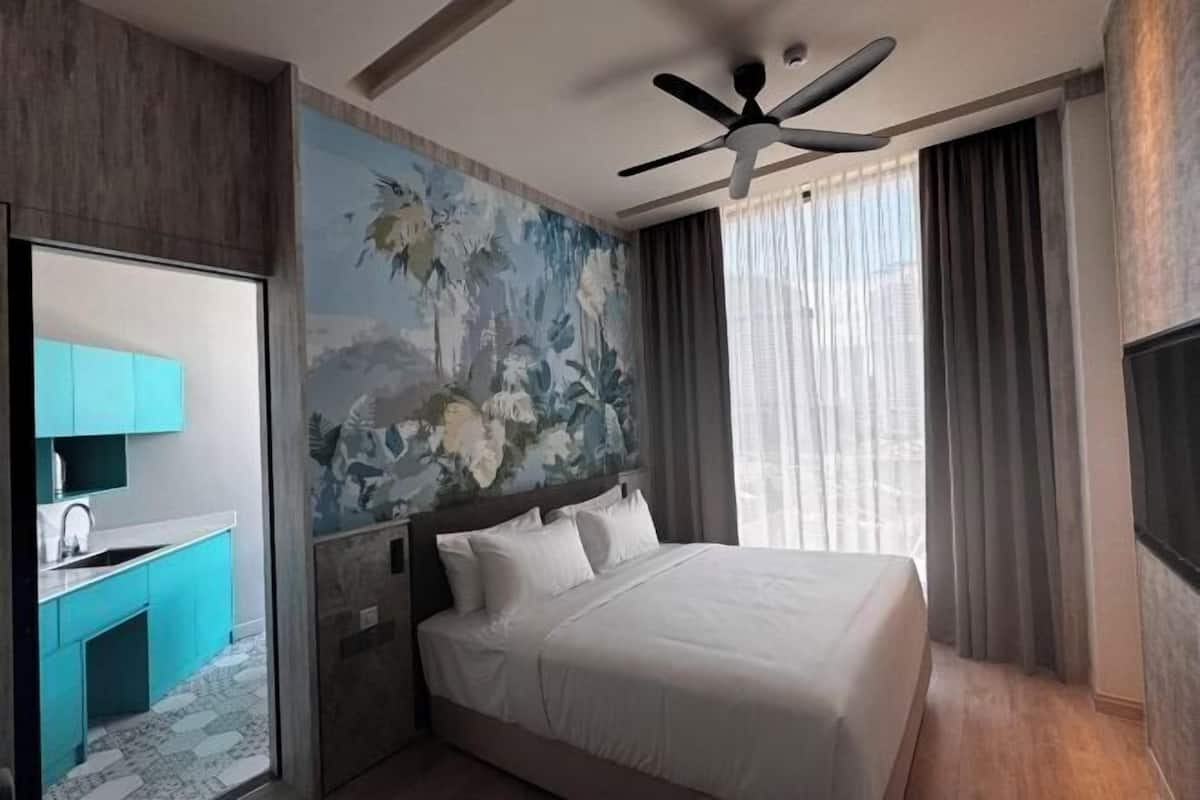 Premium bedding, in-room safe, desk, laptop workspace