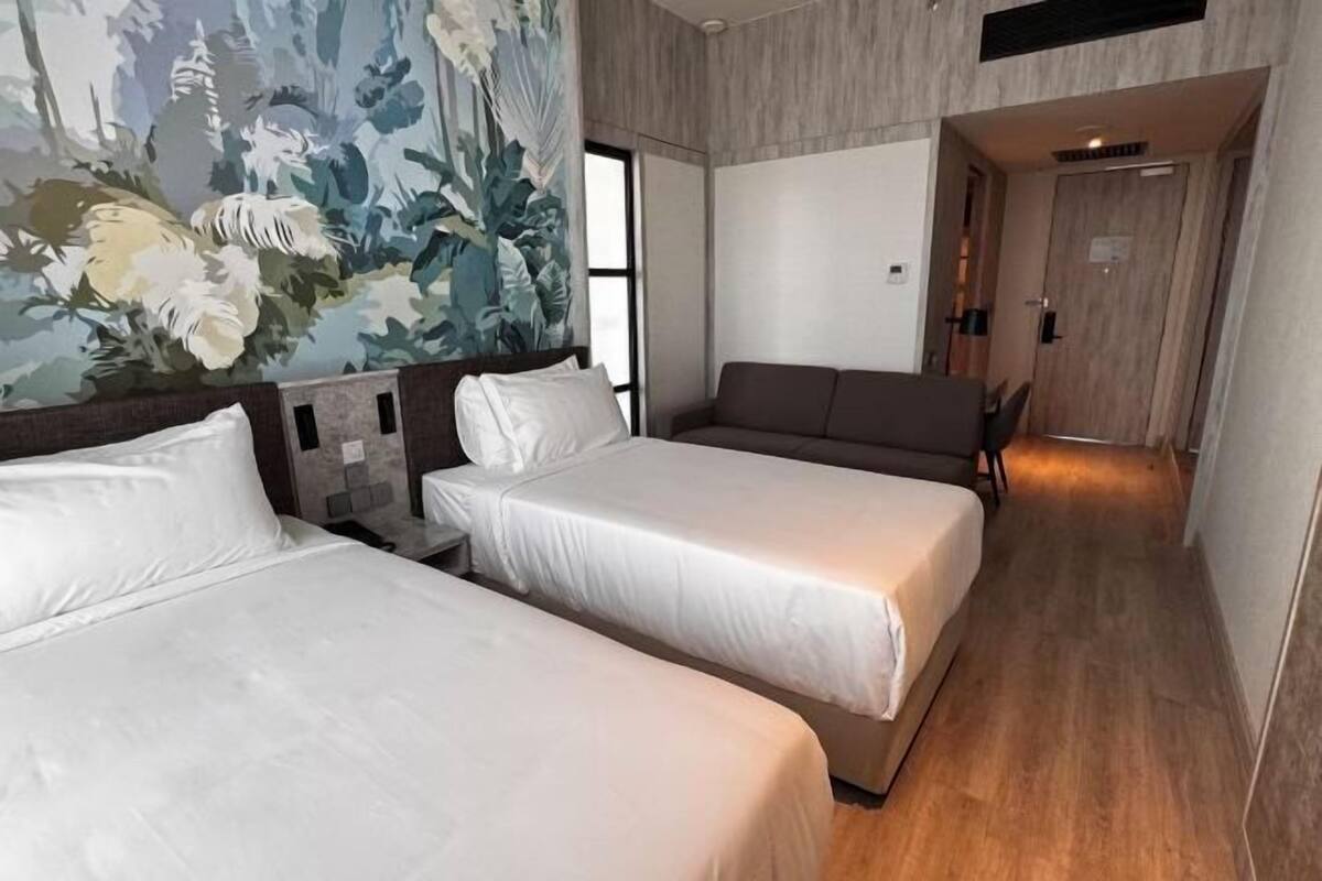 Ropa de cama de alta calidad y caja de seguridad en la habitación