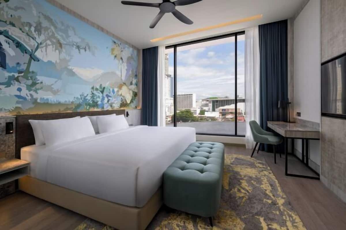 Premium bedding, in-room safe, desk, laptop workspace
