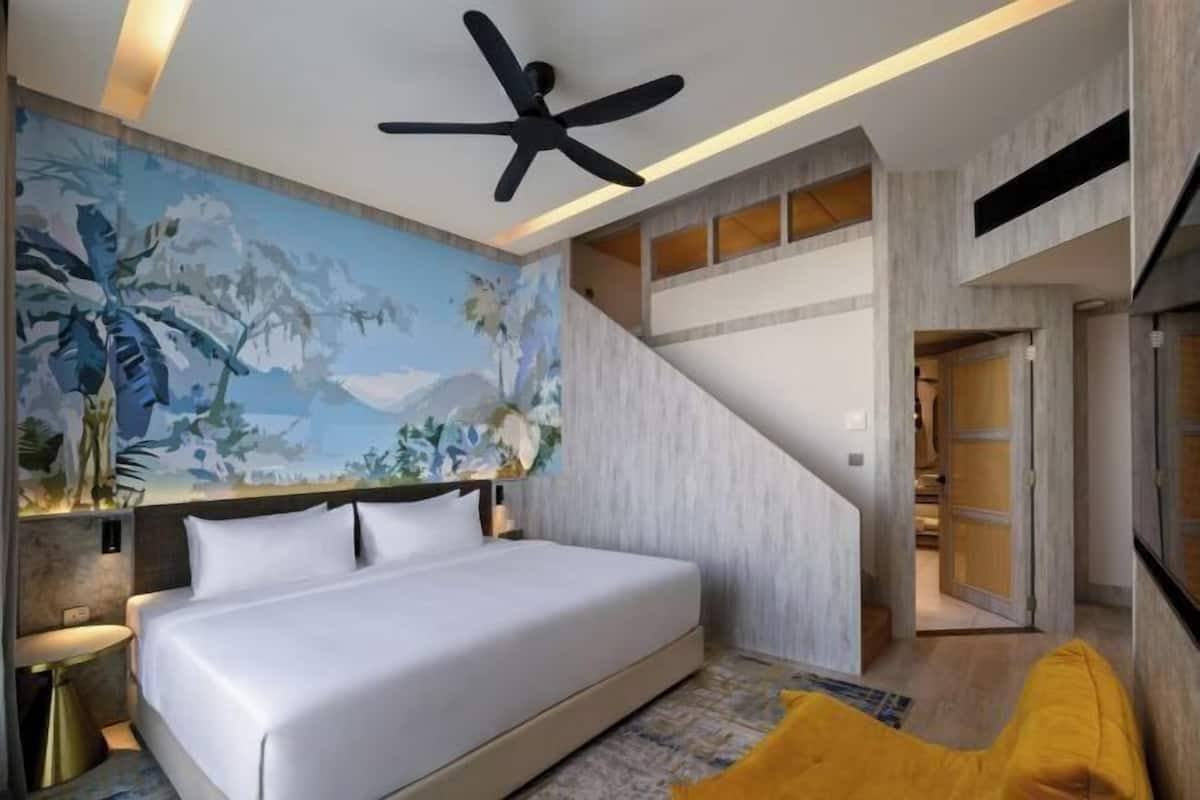 Premium bedding, in-room safe, desk, laptop workspace