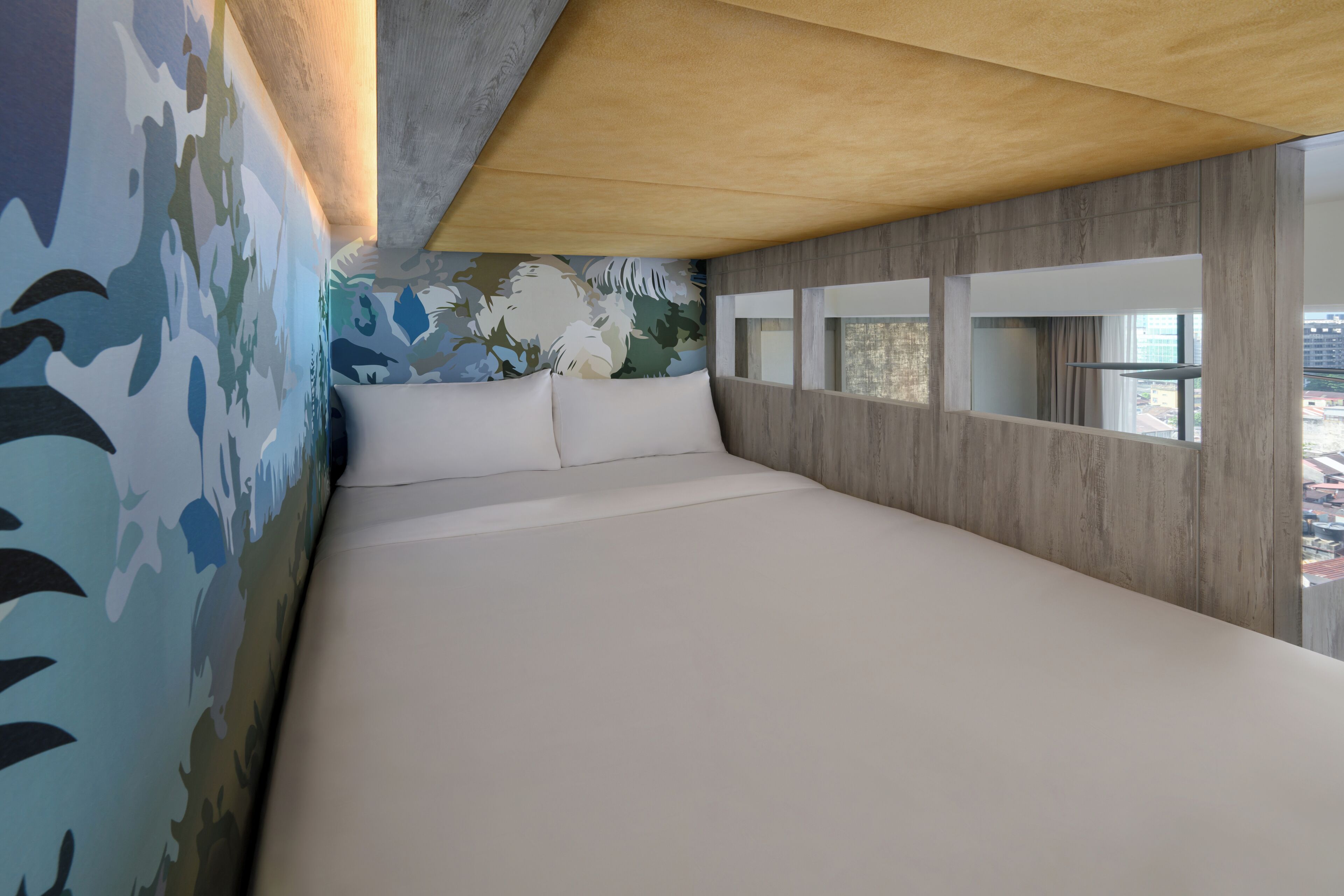 Ropa de cama de alta calidad y caja de seguridad en la habitación 