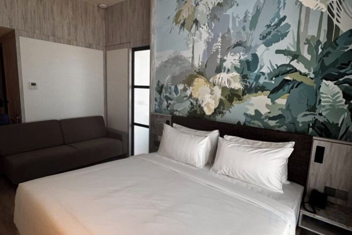 Noordin King Bed With Lanai, City/Bridge View