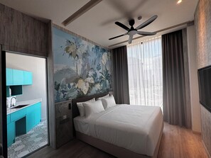 Deluxe kamer, 1 kingsize bed, uitzicht op de stad | Luxe beddengoed, een kluis op de kamer, een bureau, een laptopwerkplek