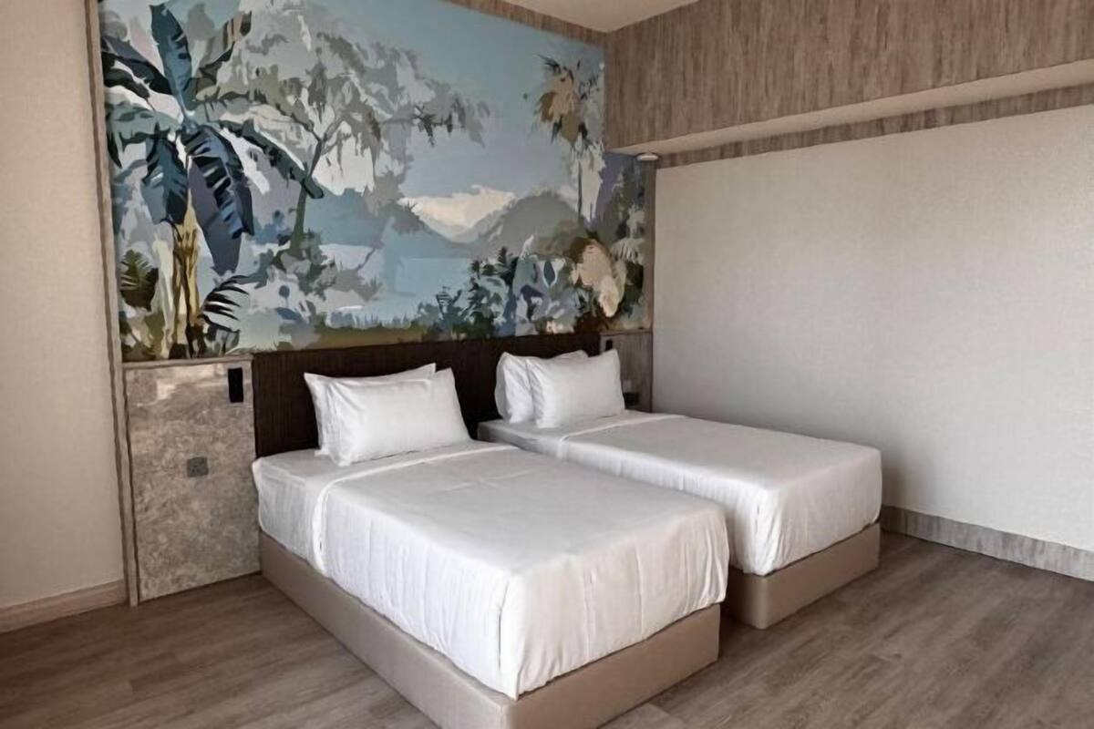 Ropa de cama de alta calidad y caja de seguridad en la habitación