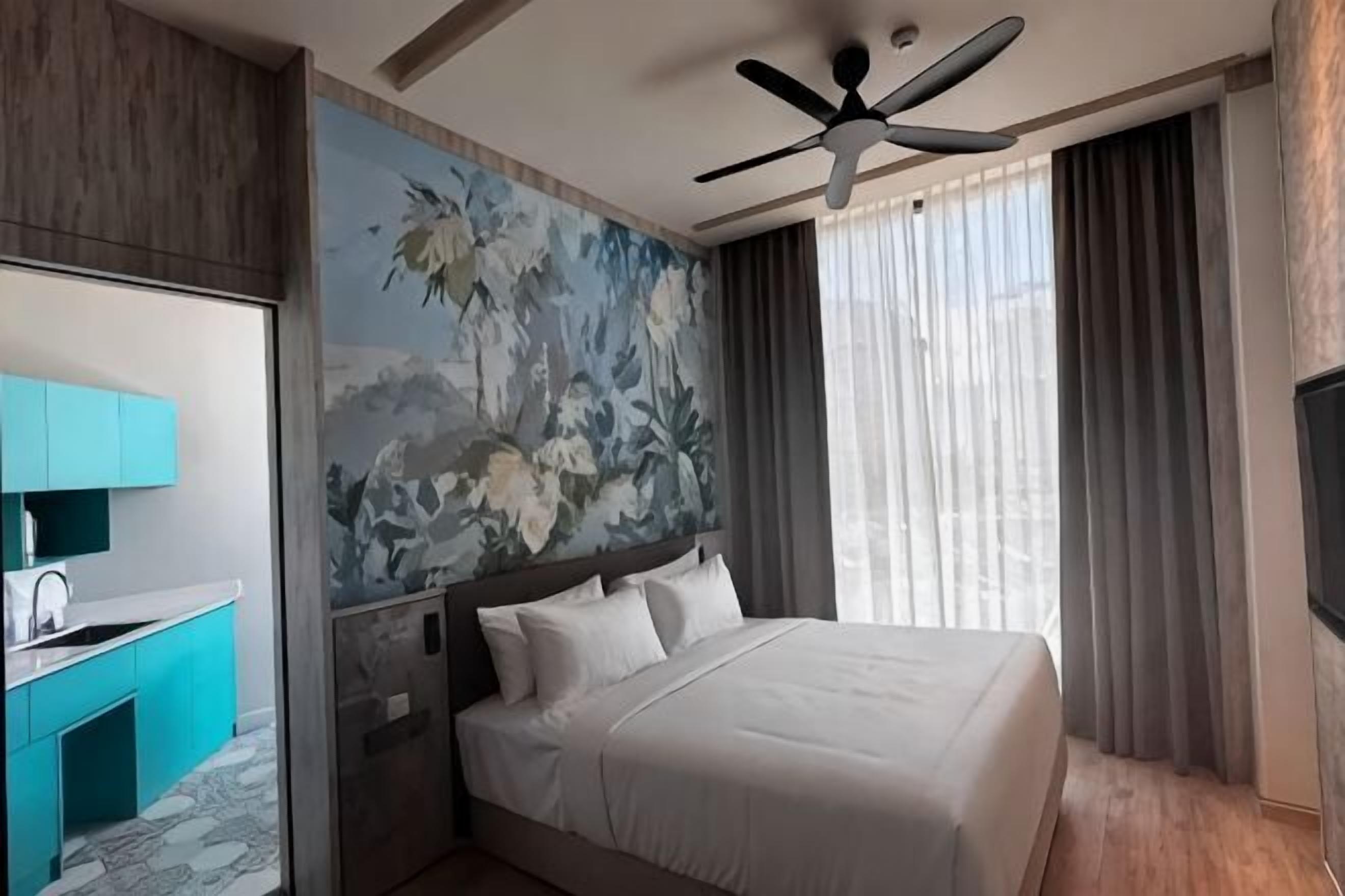 Premium bedding, in-room safe, desk, laptop workspace