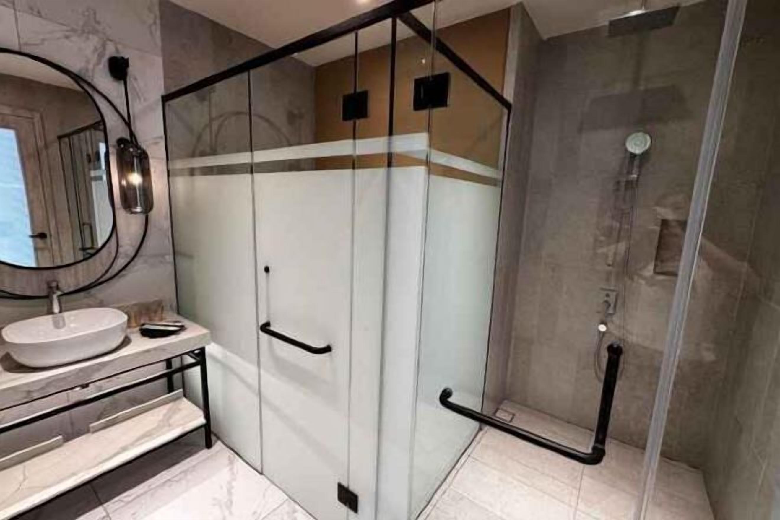 Dusj, regndusjhode, toalettartikler (inkludert) og hårføner