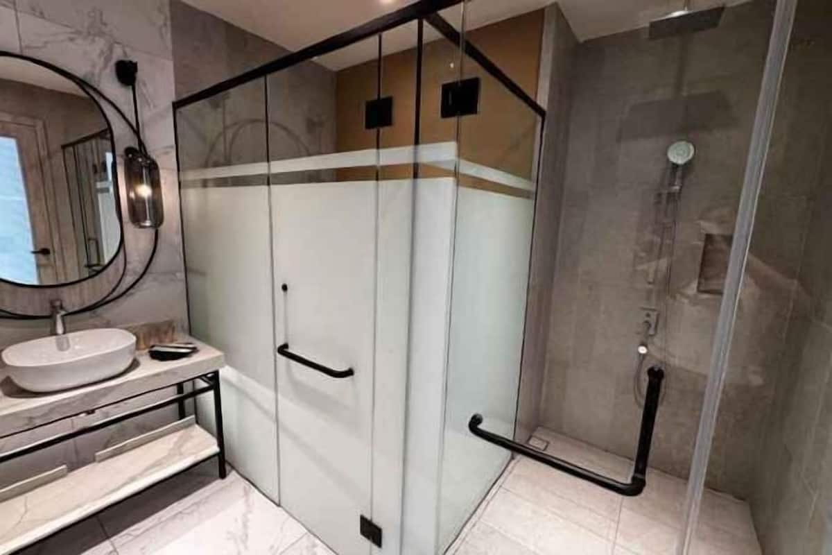 Dusj, regndusjhode, toalettartikler (inkludert) og hårføner