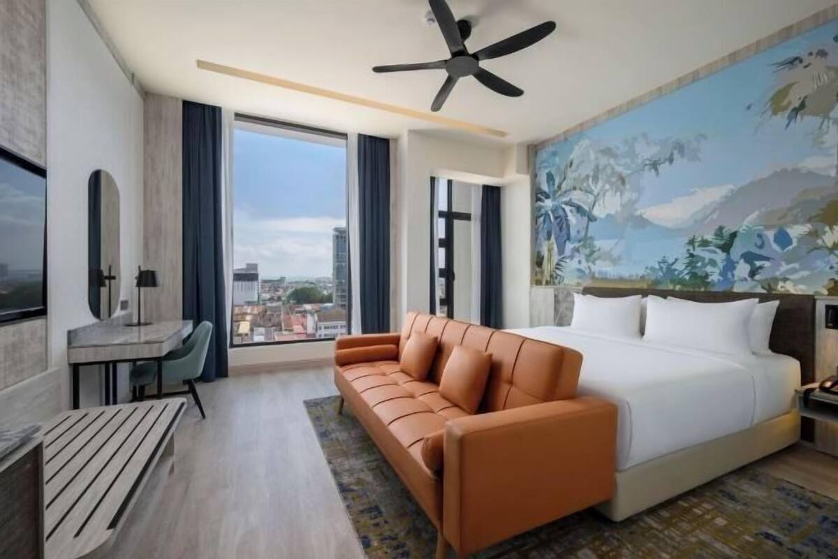 Ropa de cama de alta calidad y caja de seguridad en la habitación