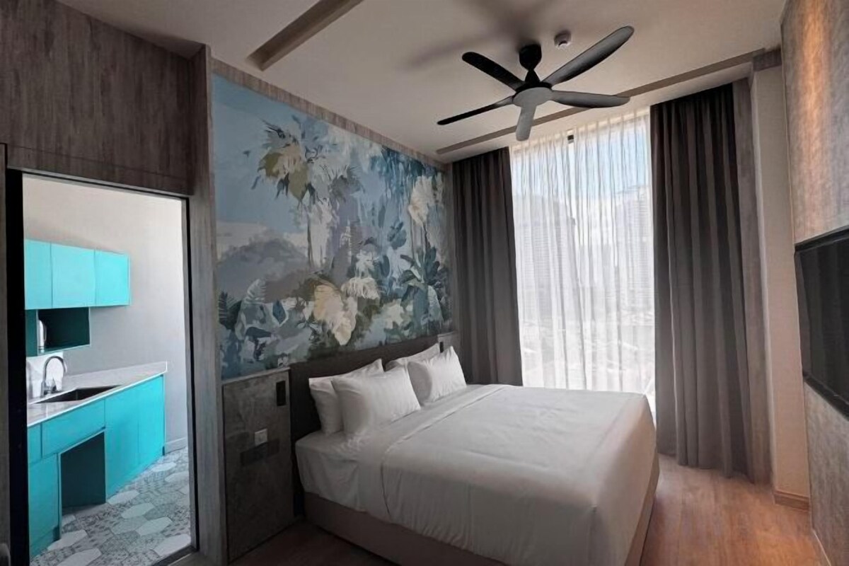 Premium bedding, in-room safe, desk, laptop workspace