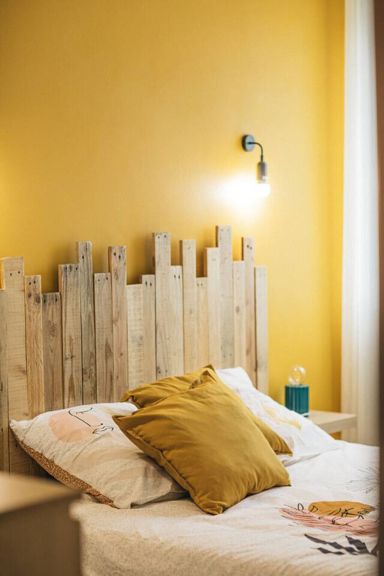 Tabla de planchar con plancha, cuna de viaje, wifi y ropa de cama 