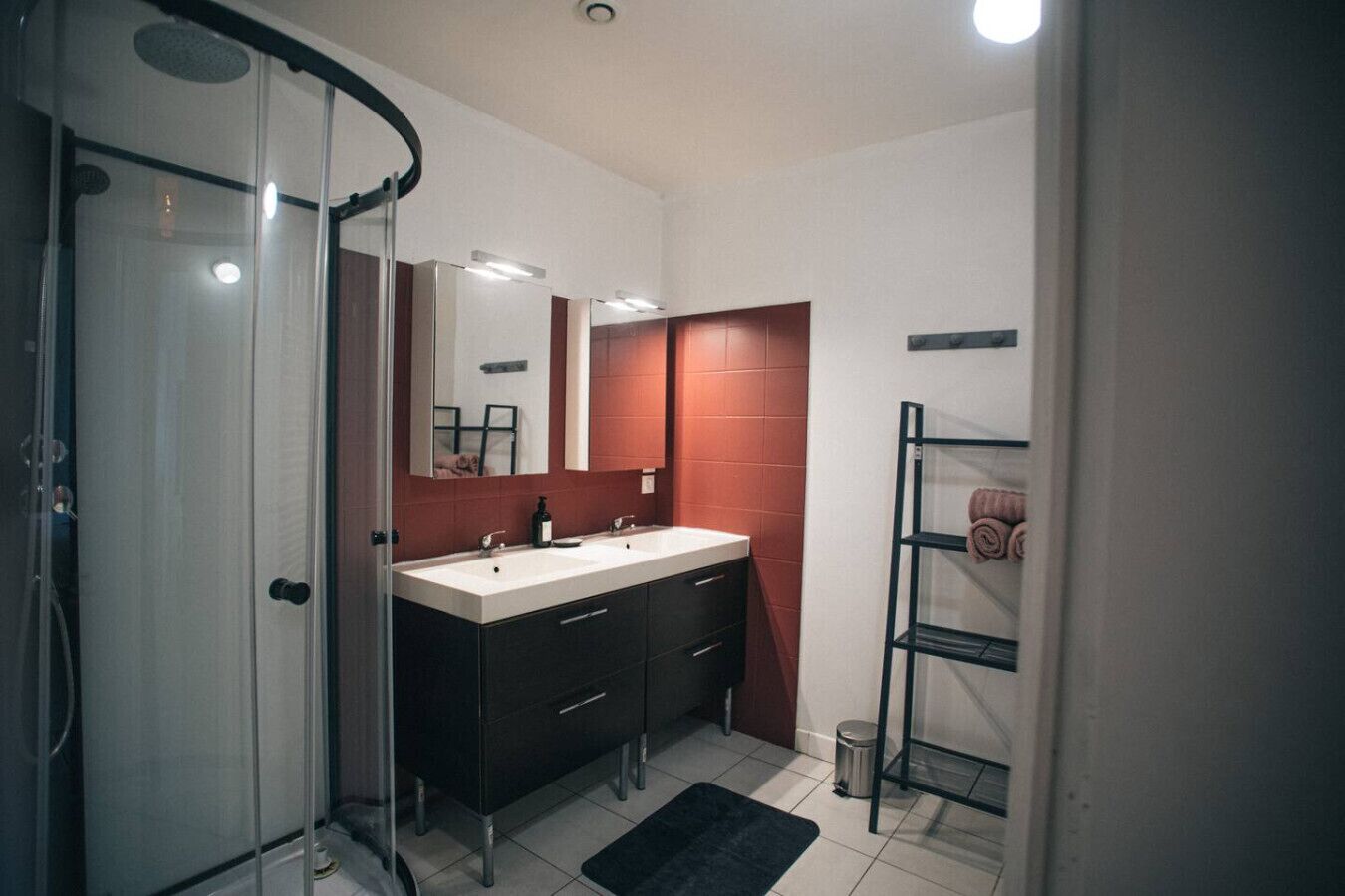 Douche, sèche-cheveux, serviettes fournies, savon