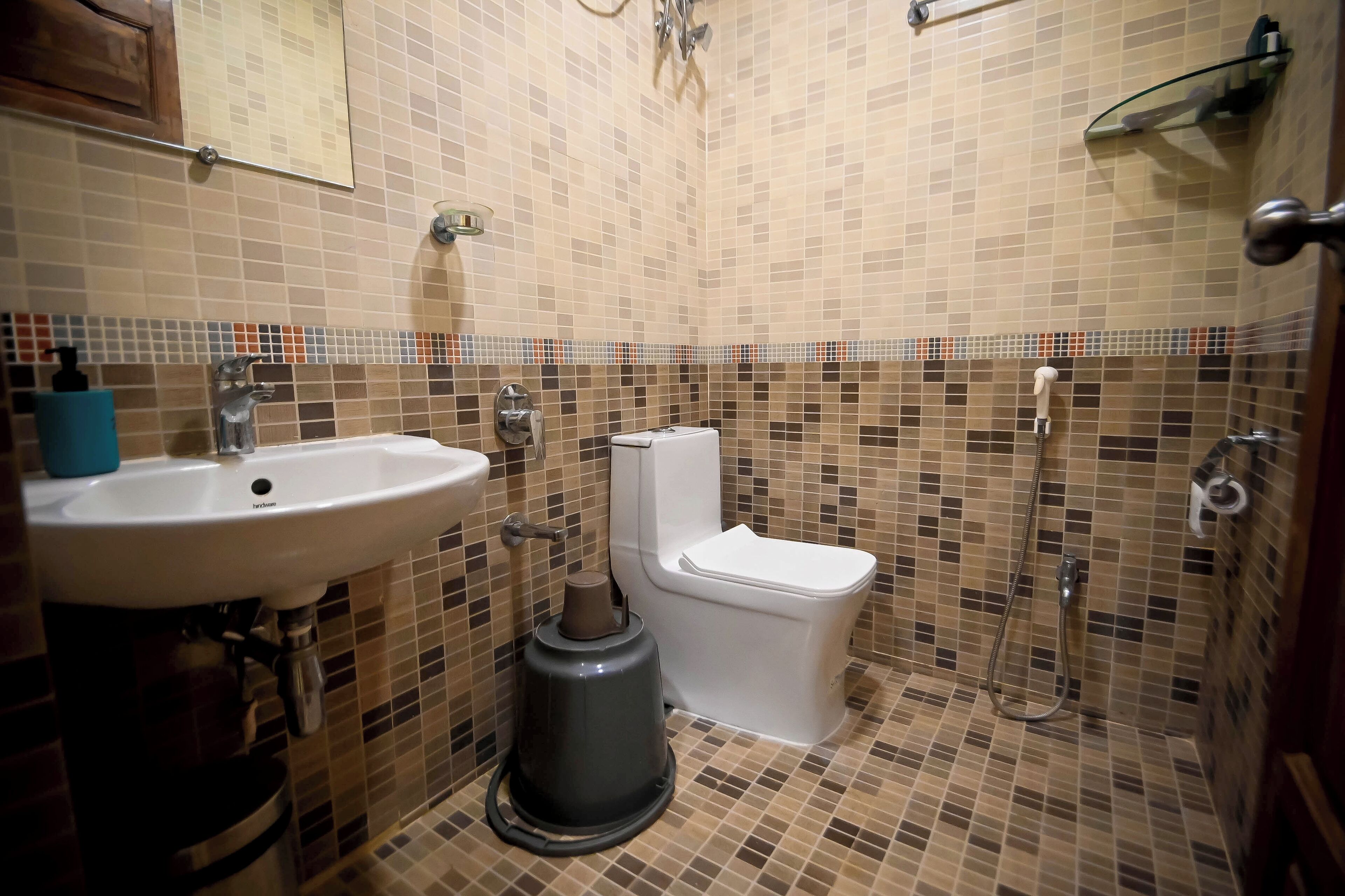 Een badkamer met een wastafel, toilet en douche.
