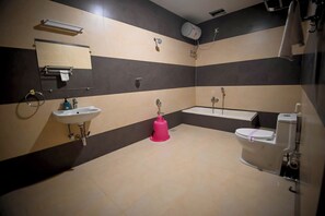 Deluxe-Doppel- oder -Zweibettzimmer, Stadtblick | Badezimmer